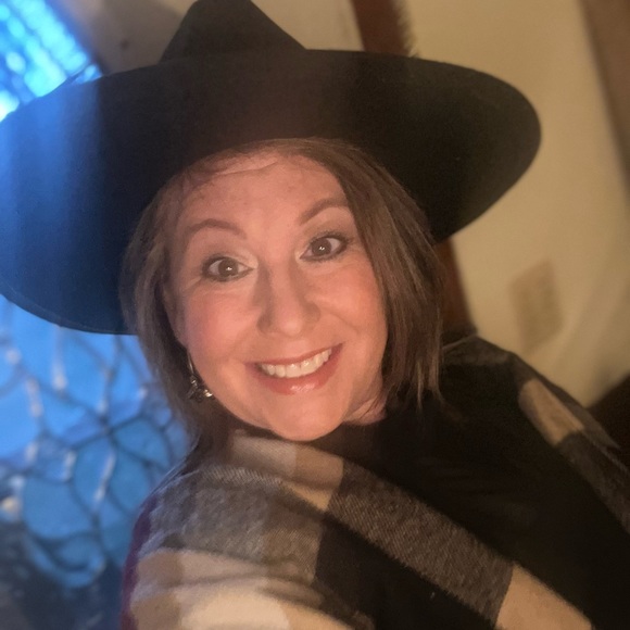 Meet your Posher, Tiffany - Picture 4 of 16